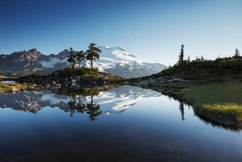 Aussicht auf die Spiegelung eines Berges im See vor einem strahlend blauen Himmel - CAVF30314