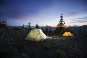 Beleuchtete Zelte auf dem Feld gegen den Himmel bei Sonnenuntergang - CAVF30318
