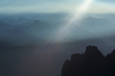 Malerische Aussicht auf die Berge bei nebligem Wetter im Mount Pilchuck State Park - CAVF30336