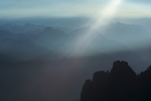 Malerische Aussicht auf die Berge bei nebligem Wetter im Mount Pilchuck State Park - CAVF30336