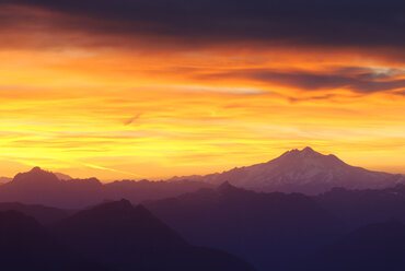 Silhouette Berge gegen dramatischen Himmel bei Sonnenuntergang - CAVF30361