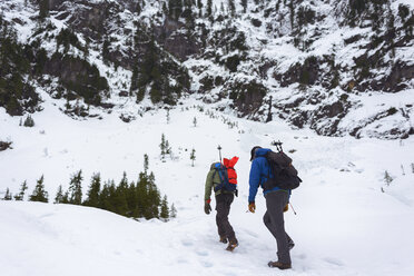 Freunde wandern auf einem schneebedeckten Hügel - CAVF30366