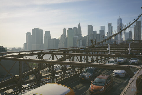 Hoher Blickwinkel auf Fahrzeuge auf der Brooklyn Bridge vor der Skyline der Stadt - CAVF30379