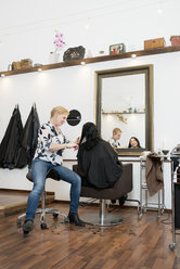 Friseur schneidet Kunden die Haare - FOLF02289