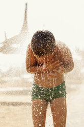 Junge unter der Dusche am Strand von Menorca, Spanien - FOLF02309