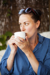 Woman drinking coffee - FOLF02314