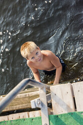 Junge im Wasser stehend - FOLF02315