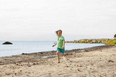 Mädchen läuft am Strand - FOLF02321