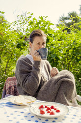 Woman drinking coffee - FOLF02328