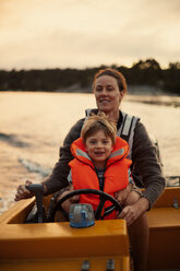 Porträt von Mutter und Sohn auf einem Motorboot - FOLF02353