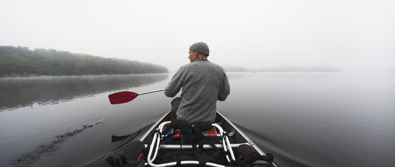 Man rowing on lake - FOLF02377