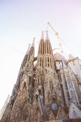 Niedriger Blickwinkel auf die Sagrada Familia bei klarem Himmel an einem sonnigen Tag - CAVF30422