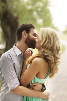Nahaufnahme eines sich küssenden Paares im Park - CAVF30497