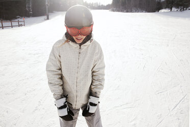 Glückliche Frau auf schneebedecktem Feld stehend - CAVF30505