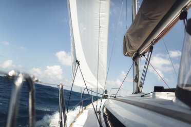 Boot bewegt sich auf dem Meer gegen den Himmel - CAVF30510