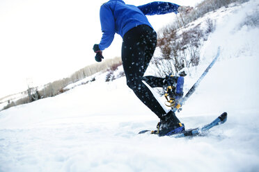 Seitenansicht einer Person beim Skifahren auf einem schneebedeckten Feld gegen den Himmel - CAVF30513