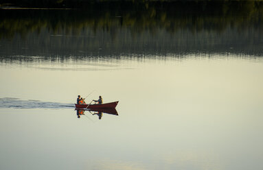 Fischerboot auf dem See - FOLF02410