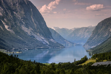 Scenic view of lake in mountains - FOLF02415