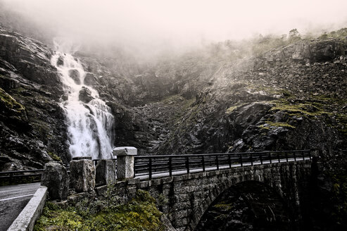 Brücke am Trollstigen neben dem Wasserfall - FOLF02422