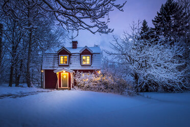 Holzhaus im Schnee in der Abenddämmerung - FOLF02437