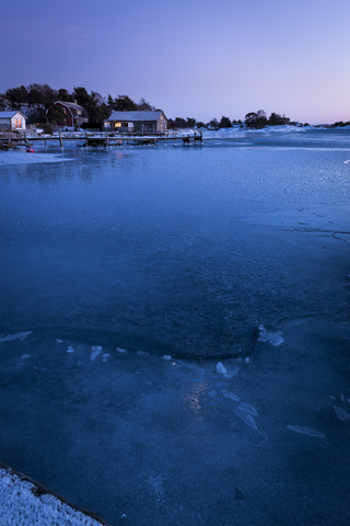 Winterszene mit Häusern am Meeresufer, lizenzfreies Stockfoto