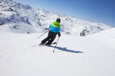Mann beim Skifahren am Berghang - FOLF02442