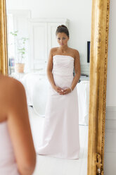 Reflexion der jungen Braut im Spiegel - FOLF02505