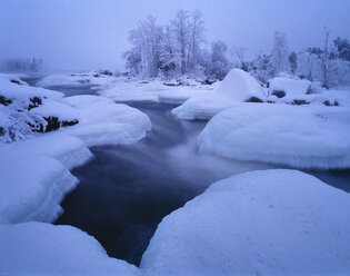 Schnee und Eisschollen auf dem Fluss Torne - FOLF02521