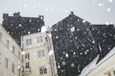 Schneeflocken gegen Wohngebäude - FOLF02570