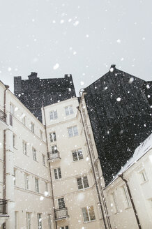 Schneeflocken gegen Wohngebäude - FOLF02571