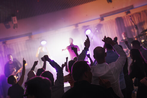 Tanzende Fans beim Musikfestival - FOLF02582