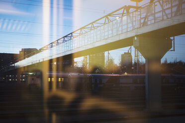 Fußgängerbrücke über der Straße mit Blick aus dem Fenster - FOLF02588