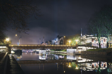 Beleuchtetes Stadtbild bei Nacht - FOLF02596