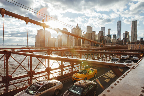 Fahrzeuge auf der Brooklyn Bridge mit der Skyline der Stadt im Hintergrund - CAVF30574