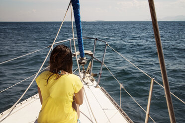 Rückansicht einer Frau, die in einem Boot auf dem Meer sitzt, gegen den Himmel - CAVF30590