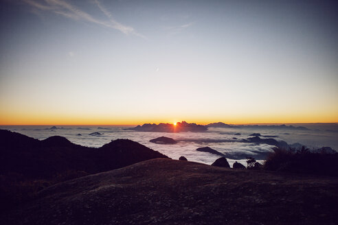 Landschaftliche Ansicht der Silhouette Berge und Wolken gegen den Himmel bei Sonnenuntergang - CAVF30630
