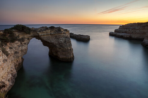 Blick auf einen natürlichen Bogen im Meer an der Algarve - CAVF30663