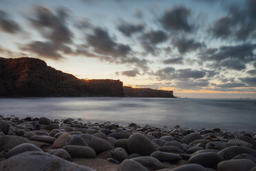 Aussicht auf das Meer durch eine Felsformation gegen den Himmel in der Abenddämmerung - CAVF30685