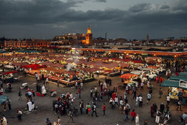 Menschen auf dem Markt gegen bewölkten Himmel in der Abenddämmerung - CAVF30716