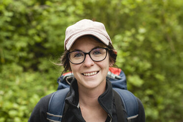 Nahaufnahme einer glücklichen Wanderin mit Rucksack in den Redwood National and State Parks - CAVF30775