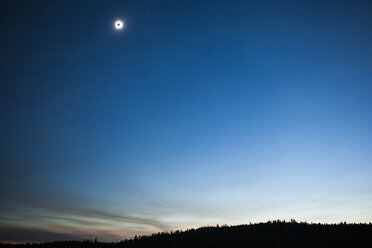 Idyllischer Blick auf die Sonnenfinsternis am Himmel über der Landschaft bei Sonnenuntergang - CAVF30789