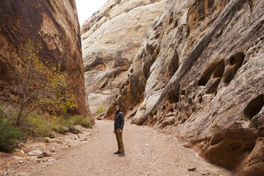Wanderer inmitten der Berge im Monument Valley - CAVF30792