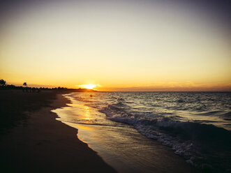 Blick auf den Strand bei Sonnenuntergang und klarem Himmel - CAVF30797