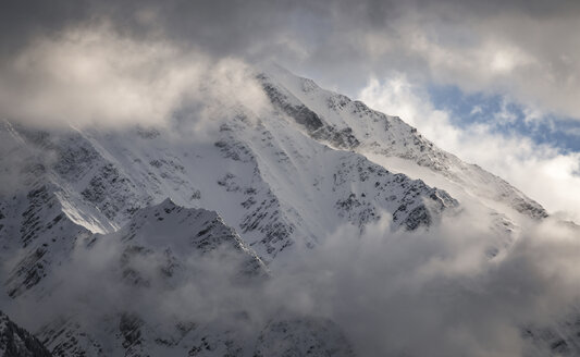 Landschaftliche Ansicht eines schneebedeckten Berges vor bewölktem Himmel - CAVF30799