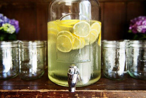 Frische Limonade im Glas auf dem Tisch - CAVF30801