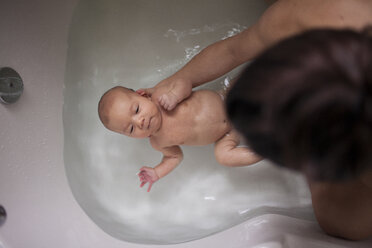 Hohe Winkel Ansicht der Mutter Baden Sohn in der Badewanne zu Hause - CAVF30806