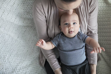 Hohe Winkel Ansicht der Mutter mit Sohn sitzen auf Bett zu Hause - CAVF30809