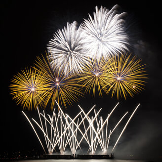 Niedriger Winkel Ansicht von Feuerwerk explodiert gegen den Himmel in der Nacht - CAVF30853