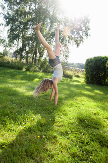 Teenager-Mädchen macht Handstand - FOLF02610