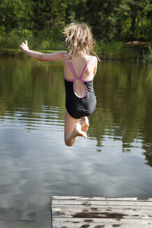 Teenager-Mädchen springt ins Wasser - FOLF02611